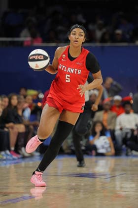 CHICAGO, IL - JUNE 09: Angel Reese 5 of the Atlanta Dream brings the ball up court during the second half a 2026 WNBA, Basketball Damen, USA Commissioner s Cup game against the Chicago Sky on June 9, 2026 at Wintrust Arena in Chicago, Illinois. (Photo by Melissa Tamez Icon Sportswire) WNBA: JUN 09 Atlanta Dream at Chicago Sky EDITORIAL USE ONLY Icon260609025