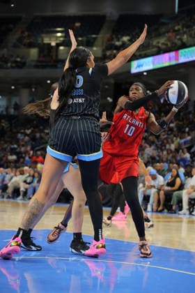 CHICAGO, IL - JUNE 09: Kamilla Cardoso 10 of the Chicago Sky guards Rhyne Howard 10 of the Atlanta Dream during the second half a 2026 WNBA, Basketball Damen, USA Commissioner s Cup game on June 9, 2026 at Wintrust Arena in Chicago, Illinois. (Photo by Melissa Tamez Icon Sportswire) WNBA: JUN 09 Atlanta Dream at Chicago Sky EDITORIAL USE ONLY Icon260609028