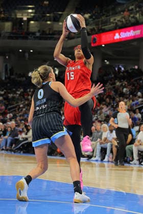 CHICAGO, IL - JUNE 09: Allisha Gray 15 of the Atlanta Dream shoots the ball over Jacy Sheldon 0 of the Chicago Sky during the second half a 2026 WNBA, Basketball Damen, USA Commissioner s Cup game on June 9, 2026 at Wintrust Arena in Chicago, Illinois. (Photo by Melissa Tamez Icon Sportswire) WNBA: JUN 09 Atlanta Dream at Chicago Sky EDITORIAL USE ONLY Icon260609029