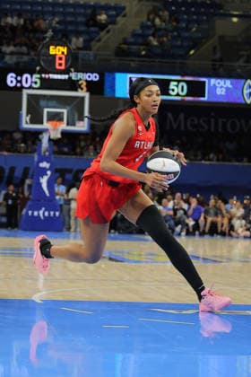 CHICAGO, IL - JUNE 09: Angel Reese 5 of the Atlanta Dream drives to the basket during the second half a 2026 WNBA, Basketball Damen, USA Commissioner s Cup game against the Chicago Sky on June 9, 2026 at Wintrust Arena in Chicago, Illinois. (Photo by Melissa Tamez Icon Sportswire) WNBA: JUN 09 Atlanta Dream at Chicago Sky EDITORIAL USE ONLY Icon260609030