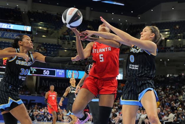 CHICAGO, IL - JUNE 09: Angel Reese 5 of the Atlanta Dream and Jacy Sheldon 0 of the Chicago Skyduring the second half a 2026 WNBA, Basketball Damen, USA Commissioner s Cup game on June 9, 2026 at Wintrust Arena in Chicago, Illinois. (Photo by Melissa Tamez Icon Sportswire) WNBA: JUN 09 Atlanta Dream at Chicago Sky EDITORIAL USE ONLY Icon260609031