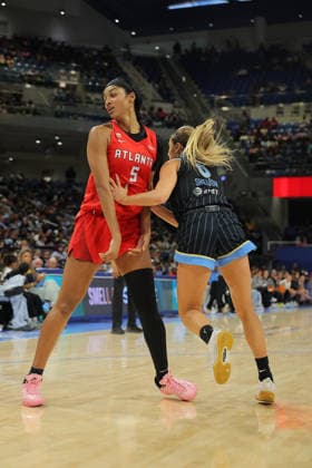 CHICAGO, IL - JUNE 09: Angel Reese 5 of the Atlanta Dream and Jacy Sheldon 0 of the Chicago Sky during the second half a 2026 WNBA, Basketball Damen, USA Commissioner s Cup game on June 9, 2026 at Wintrust Arena in Chicago, Illinois. (Photo by Melissa Tamez Icon Sportswire) WNBA: JUN 09 Atlanta Dream at Chicago Sky EDITORIAL USE ONLY Icon260609032