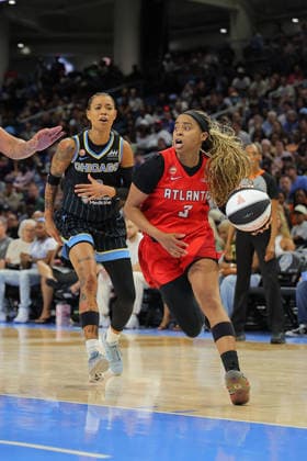 CHICAGO, IL - JUNE 09: Jordin Canada 3 of the Atlanta Dream drives to the basket past Natasha Cloud 9 of the Chicago Sky during the second half a 2026 WNBA, Basketball Damen, USA Commissioner s Cup game on June 9, 2026 at Wintrust Arena in Chicago, Illinois. (Photo by Melissa Tamez Icon Sportswire) WNBA: JUN 09 Atlanta Dream at Chicago Sky EDITORIAL USE ONLY Icon260609033