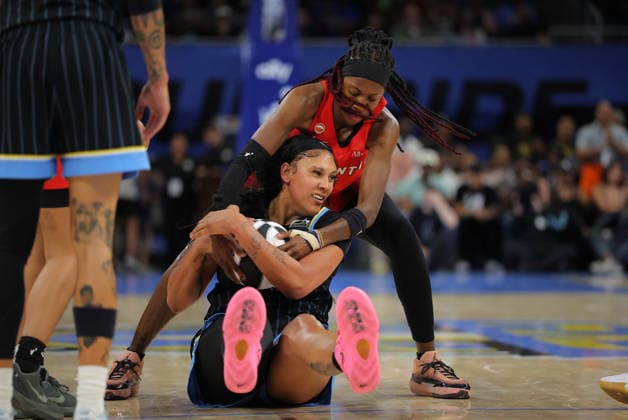 CHICAGO, IL - JUNE 09: Rhyne Howard 10 of the Atlanta Dream and Kamilla Cardoso 10 of the Chicago Sky battle for the ball during the second half a 2026 WNBA, Basketball Damen, USA Commissioner s Cup game on June 9, 2026 at Wintrust Arena in Chicago, Illinois. (Photo by Melissa Tamez Icon Sportswire) WNBA: JUN 09 Atlanta Dream at Chicago Sky EDITORIAL USE ONLY Icon260609035
