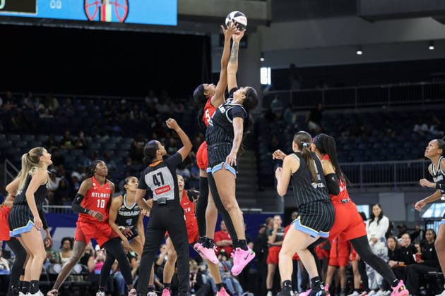 CHICAGO, USA - June 9: Tipoff of the WNBA, Basketball Damen, USA Commissionerâ€™s Cup game between the Chicago Sky and Atlanta Dream at Wintrust Arena on Tuesday, June 9 in Chicago, USA  Copyright: xShainaxBenhiyoun SPPx Sportspressphoto_SPR164176