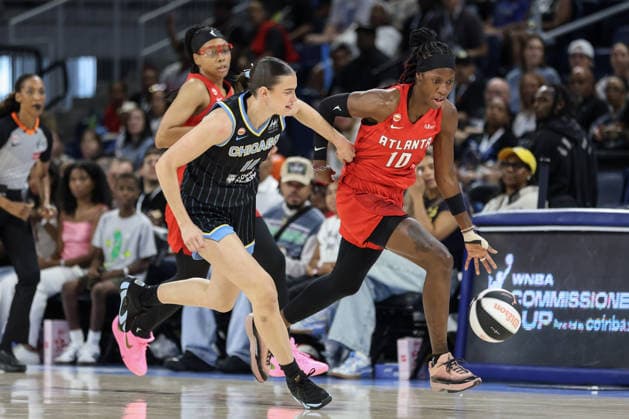 CHICAGO, USA - June 9: Rhyne Howard (10 Atlanta Dream) steals the ball during the WNBA, Basketball Damen, USA Commissionerâ€™s Cup game between the Chicago Sky and Atlanta Dream at Wintrust Arena on Tuesday, June 9 in Chicago, USA  Copyright: xShainaxBenhiyoun SPPx Sportspressphoto_SPR164180