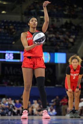 CHICAGO, IL - JUNE 09: Angel Reese 5 of the Atlanta Dream shoots a foul shot during the second half a 2026 WNBA, Basketball Damen, USA Commissioner s Cup game against the Chicago Sky on June 9, 2026 at Wintrust Arena in Chicago, Illinois. (Photo by Melissa Tamez Icon Sportswire) WNBA: JUN 09 Atlanta Dream at Chicago Sky EDITORIAL USE ONLY Icon260609037