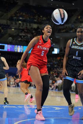 CHICAGO, IL - JUNE 09: Angel Reese 5 of the Atlanta Dream reacts to during the second half a 2026 WNBA, Basketball Damen, USA Commissioner s Cup game against the Chicago Sky on June 9, 2026 at Wintrust Arena in Chicago, Illinois. (Photo by Melissa Tamez Icon Sportswire) WNBA: JUN 09 Atlanta Dream at Chicago Sky EDITORIAL USE ONLY Icon260609039