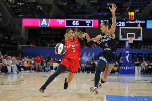 CHICAGO, IL - JUNE 09: Skylar Diggins 4 of the Chicago Sky guards Jordin Canada 3 of the Atlanta Dream during the second half a 2026 WNBA, Basketball Damen, USA Commissioner s Cup game on June 9, 2026 at Wintrust Arena in Chicago, Illinois. (Photo by Melissa Tamez Icon Sportswire) WNBA: JUN 09 Atlanta Dream at Chicago Sky EDITORIAL USE ONLY Icon260609040