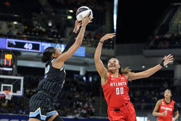 CHICAGO, USA - June 9: Azura Stevens (30 Chicago Sky) grabs the rebound during the WNBA, Basketball Damen, USA Commissionerâ€™s Cup game between the Chicago Sky and Atlanta Dream at Wintrust Arena on Tuesday, June 9 in Chicago, USA  Copyright: xShainaxBenhiyoun SPPx Sportspressphoto_SPR164196