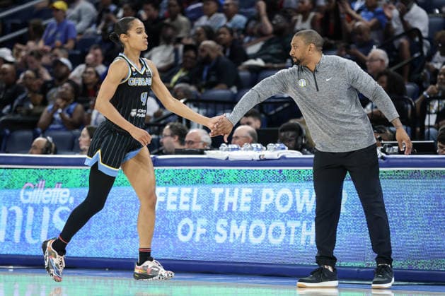 CHICAGO, USA - June 9: Skylar Diggins (4 Chicago Sky) high-fives Chicago Sky Head Coach, Tyler Marsh during the WNBA, Basketball Damen, USA Commissionerâ€™s Cup game between the Chicago Sky and Atlanta Dream at Wintrust Arena on Tuesday, June 9 in Chicago, USA  Copyright: xShainaxBenhiyoun SPPx Sportspressphoto_SPR164188