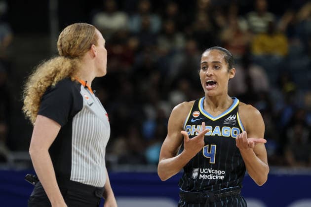 CHICAGO, USA - June 9: Skylar Diggins (4 Chicago Sky) argues with the referee during the WNBA, Basketball Damen, USA Commissionerâ€™s Cup game between the Chicago Sky and Atlanta Dream at Wintrust Arena on Tuesday, June 9 in Chicago, USA  Copyright: xShainaxBenhiyoun SPPx Sportspressphoto_SPR164198