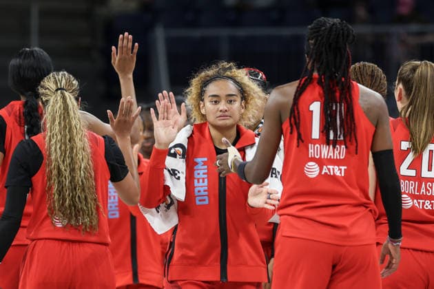 CHICAGO, USA - June 9: Te-Hina Paopao (2 Atlanta Dream) high-fives teammates during the WNBA, Basketball Damen, USA Commissionerâ€™s Cup game between the Chicago Sky and Atlanta Dream at Wintrust Arena on Tuesday, June 9 in Chicago, USA  Copyright: xShainaxBenhiyoun SPPx Sportspressphoto_SPR164199
