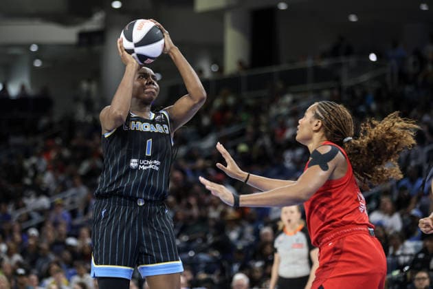 CHICAGO, USA - June 9: Elizabeth Williams (1 Chicago Sky) shoots the ball during the WNBA, Basketball Damen, USA Commissionerâ€™s Cup game between the Chicago Sky and Atlanta Dream at Wintrust Arena on Tuesday, June 9 in Chicago, USA  Copyright: xShainaxBenhiyoun SPPx Sportspressphoto_SPR164215