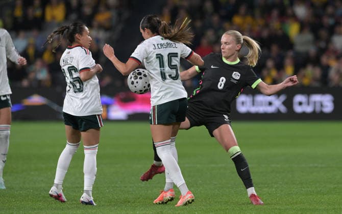 Australia Vs Mexico in Parramatta - 09 Jun 2026 Karla Nieto (L), Jasmine Casarez (C) of Mexico women football team and Kaitlyn Torpey (R) of Australia women football team seen in action during the women s International Friendly, Länderspiel, Nationalmannschaft match between Australia and Mexico held at Commbank Stadium. Final score; Australia 3:1 Mexico. Parramatta Australia Copyright: xLuisxVeniegrax xSOPAxImagesx 20260609_A-Leagues_LuisVeniegra1548