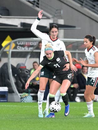 Australia Vs Mexico in Parramatta - 09 Jun 2026 Ellie Carpenter (front) of Australia women football team and Diana Ordonez (back) of Mexico women football team seen in action during the women s International Friendly, Länderspiel, Nationalmannschaft match between Australia and Mexico held at Commbank Stadium. Final score; Australia 3:1 Mexico. Parramatta Australia Copyright: xLuisxVeniegrax xSOPAxImagesx 20260609_A-Leagues_LuisVeniegra1828
