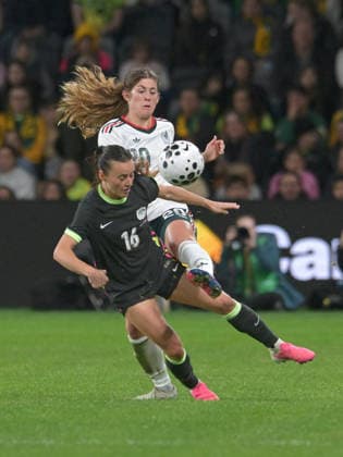 Australia Vs Mexico in Parramatta - 09 Jun 2026 Hayley Raso (front) of Australia women football team and Nicolette Hernandez (R) of Mexico women football team seen in action during the women s International Friendly, Länderspiel, Nationalmannschaft match between Australia and Mexico held at Commbank Stadium. Final score; Australia 3:1 Mexico. Parramatta Australia Copyright: xLuisxVeniegrax xSOPAxImagesx 20260609_A-Leagues_LuisVeniegra2051