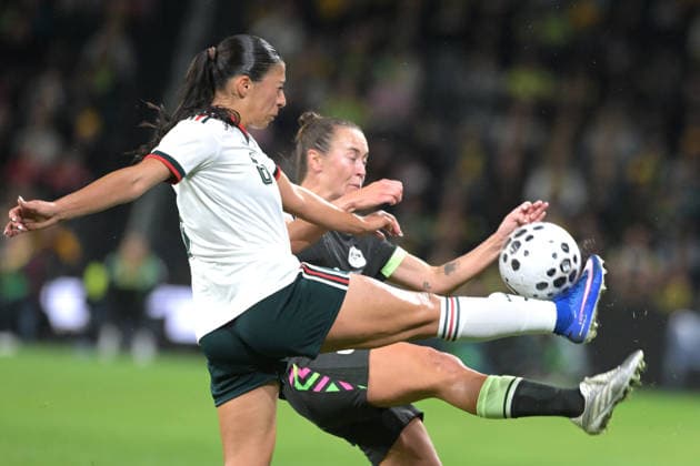 June 9, 2026, Parramatta, Australia: Reyna Reyes (L) of Mexico women football team and Caitlin Foord (R) of Australia women football team seen in action during the women s International Friendly, Länderspiel, Nationalmannschaft match between Australia and Mexico held at Commbank Stadium. Final score; Australia 3:1 Mexico. Parramatta Australia - ZUMAs197 20260609_aaa_s197_230 Copyright: xLuisxVeniegrax