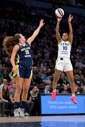 MINNEAPOLIS, MN - JUNE 09: Minnesota Lynx guard Courtney Williams (10) hits a jumper over Dallas Wings forward Maddy Siegrist (20) during the first half of a WNBA, Basketball Damen, USA game between the Minnesota Lynx and Dallas Wings on June 9, 2026, at Target Center in Minneapolis MN. (Photo by Nick Wosika Icon Sportswire) WNBA: JUN 09 Dallas Wings at Minnesota Lynx EDITORIAL USE ONLY Icon20260609002