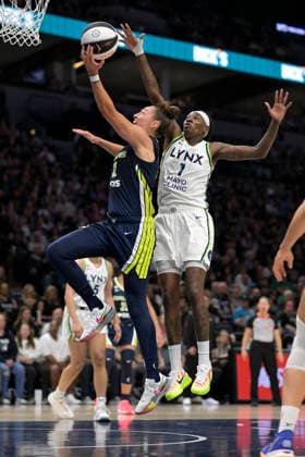 MINNEAPOLIS, MN - JUNE 09: Dallas Wings forward Jessica Shepard (32) lays it in as Minnesota Lynx forward Natasha Howard (1) defends during the second half of a WNBA, Basketball Damen, USA game between the Minnesota Lynx and Dallas Wings on June 9, 2026, at Target Center in Minneapolis MN. (Photo by Nick Wosika Icon Sportswire) WNBA: JUN 09 Dallas Wings at Minnesota Lynx EDITORIAL USE ONLY Icon20260609003