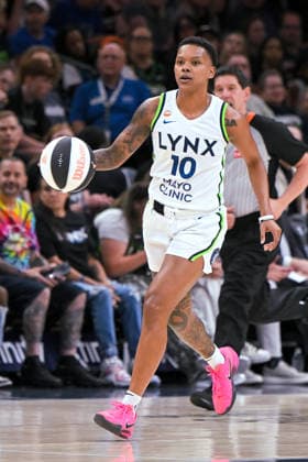 MINNEAPOLIS, MN - JUNE 09: Minnesota Lynx guard Courtney Williams (10) brings the ball up-court during the first half of a WNBA, Basketball Damen, USA game between the Minnesota Lynx and Dallas Wings on June 9, 2026, at Target Center in Minneapolis MN. (Photo by Nick Wosika Icon Sportswire) WNBA: JUN 09 Dallas Wings at Minnesota Lynx EDITORIAL USE ONLY Icon20260609007