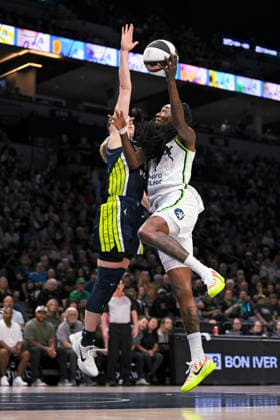 MINNEAPOLIS, MN - JUNE 09: Minnesota Lynx forward Natasha Howard (1) hits a left-handed sky-hook over Dallas Wings guard Paige Bueckers (5) during the first half of a WNBA, Basketball Damen, USA game between the Minnesota Lynx and Dallas Wings on June 9, 2026, at Target Center in Minneapolis MN. (Photo by Nick Wosika Icon Sportswire) WNBA: JUN 09 Dallas Wings at Minnesota Lynx EDITORIAL USE ONLY Icon20260609008