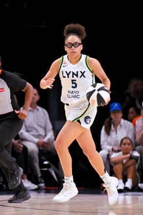 MINNEAPOLIS, MN - JUNE 09: Minnesota Lynx guard Olivia Miles (5) brings the ball up-court during the first half of a WNBA, Basketball Damen, USA game between the Minnesota Lynx and Dallas Wings on June 9, 2026, at Target Center in Minneapolis MN. (Photo by Nick Wosika Icon Sportswire) WNBA: JUN 09 Dallas Wings at Minnesota Lynx EDITORIAL USE ONLY Icon20260609009