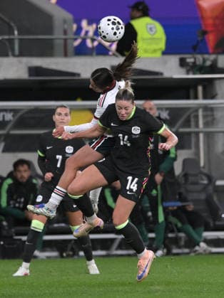 June 9, 2026, Parramatta, Australia: Alanna Kennedy (front) of Australia women football team and Alice Soto (R) of Mexico women football team seen in action during the women s International Friendly, Länderspiel, Nationalmannschaft match between Australia and Mexico held at Commbank Stadium. Final score; Australia 3:1 Mexico. Parramatta Australia - ZUMAs197 20260609_aaa_s197_234 Copyright: xLuisxVeniegrax