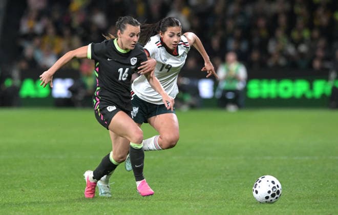June 9, 2026, Parramatta, Australia: Hayley Raso (L) of Australia women football team and Montserrat Saldivar (R) of Mexico women football team seen in action during the women s International Friendly, Länderspiel, Nationalmannschaft match between Australia and Mexico held at Commbank Stadium. Final score; Australia 3:1 Mexico. Parramatta Australia - ZUMAs197 20260609_aaa_s197_236 Copyright: xLuisxVeniegrax