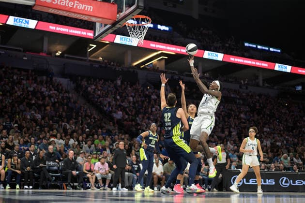 MINNEAPOLIS, MN - JUNE 09: Minnesota Lynx forward Natasha Howard (1) hits a floater as Dallas Wings forward Jessica Shepard (32) during the first half of a WNBA, Basketball Damen, USA game between the Minnesota Lynx and Dallas Wings on June 9, 2026, at Target Center in Minneapolis MN. (Photo by Nick Wosika Icon Sportswire) WNBA: JUN 09 Dallas Wings at Minnesota Lynx EDITORIAL USE ONLY Icon20260609011