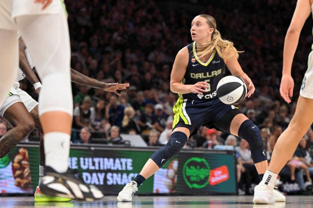 MINNEAPOLIS, MN - JUNE 09: Dallas Wings guard Paige Bueckers (5) controls the ball during the second half of a WNBA, Basketball Damen, USA game between the Minnesota Lynx and Dallas Wings on June 9, 2026, at Target Center in Minneapolis MN. (Photo by Nick Wosika Icon Sportswire) WNBA: JUN 09 Dallas Wings at Minnesota Lynx EDITORIAL USE ONLY Icon20260609014