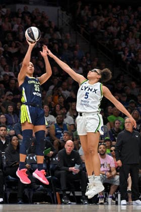 MINNEAPOLIS, MN - JUNE 09: Dallas Wings guard Azzi Fudd (35) takes a jumper as Minnesota Lynx guard Olivia Miles (5) defends during the second half of a WNBA, Basketball Damen, USA game between the Minnesota Lynx and Dallas Wings on June 9, 2026, at Target Center in Minneapolis MN. (Photo by Nick Wosika Icon Sportswire) WNBA: JUN 09 Dallas Wings at Minnesota Lynx EDITORIAL USE ONLY Icon20260609015