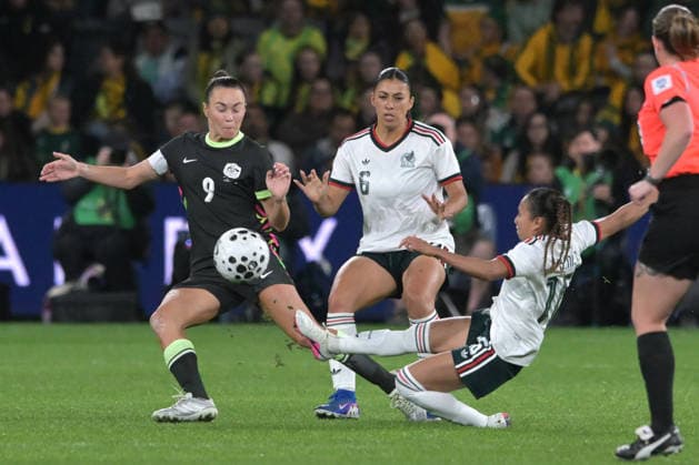 June 9, 2026, Parramatta, Australia: Caitlin Foord (L) of Australia women football team, Reyna Reyes (C) of Mexico women football team and Karla Nieto (R) of Mexico women football team seen in action during the women s International Friendly, Länderspiel, Nationalmannschaft match between Australia and Mexico held at Commbank Stadium. Final score; Australia 3:1 Mexico. Parramatta Australia - ZUMAs197 20260609_aaa_s197_241 Copyright: xLuisxVeniegrax