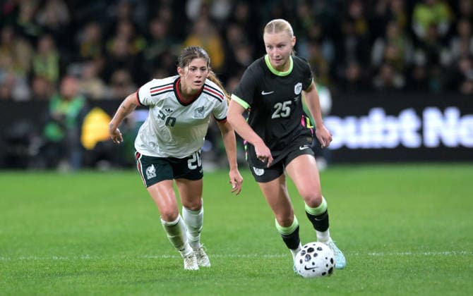 June 9, 2026, Parramatta, Australia: Nicolette Hernandez (L) of Mexico women football team and Holly McNamara (R) of Australia women football team seen in action during the women s International Friendly, Länderspiel, Nationalmannschaft match between Australia and Mexico held at Commbank Stadium. Final score; Australia 3:1 Mexico. Parramatta Australia - ZUMAs197 20260609_aaa_s197_249 Copyright: xLuisxVeniegrax