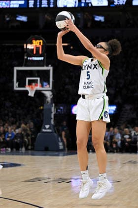 MINNEAPOLIS, MN - JUNE 09: Minnesota Lynx guard Olivia Miles (5) hits a wide-op three during the first half of a WNBA, Basketball Damen, USA game between the Minnesota Lynx and Dallas Wings on June 9, 2026, at Target Center in Minneapolis MN. (Photo by Nick Wosika Icon Sportswire) WNBA: JUN 09 Dallas Wings at Minnesota Lynx EDITORIAL USE ONLY Icon20260609016