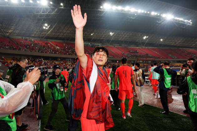 JINHUA, CHINA - JUNE 09: Wu Lei of Team China thanks fans after CFA Team China International Football Competition Jinhua 2026 between China and Thailand at Jinhua Sports Centre Stadium on June 9, 2026 in Jinhua, Zhejiang Province of China.  Copyright: xWuxZhizhaox 111647165098