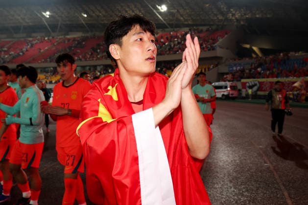 JINHUA, CHINA - JUNE 09: Wu Lei of Team China thanks fans after CFA Team China International Football Competition Jinhua 2026 between China and Thailand at Jinhua Sports Centre Stadium on June 9, 2026 in Jinhua, Zhejiang Province of China.  Copyright: xWuxZhizhaox 111647165103