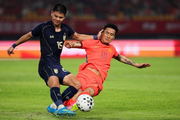 JINHUA, CHINA - JUNE 09: Wei Shihao of Team China and Narubadin Weerawatnodom of Team Thailand compete for the ball during CFA Team China International Football Competition Jinhua 2026 between China and Thailand at Jinhua Sports Centre Stadium on June 9, 2026 in Jinhua, Zhejiang Province of China.  Copyright: xWuxZhizhaox 111647143621