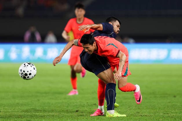 JINHUA, CHINA - JUNE 09: Wei Shihao of Team China and Kritsada Kaman of Team Thailand compete for the ball during CFA Team China International Football Competition Jinhua 2026 between China and Thailand at Jinhua Sports Centre Stadium on June 9, 2026 in Jinhua, Zhejiang Province of China.  Copyright: xWuxZhizhaox 111647143623