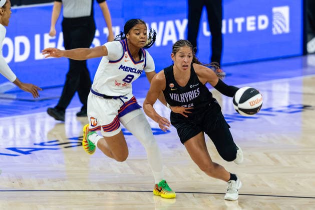 SAN FRANCISCO, CA - JUNE 09: Veronica Burton 22 of the Golden State Valkyries dribbles past Monique Akoa Makani 8 of the Phoenix Mercury during a game on June 9, 2026 at Chase Center in San Francisco, CA. (Photo by Matthew Huang Icon Sportswire) WNBA, Basketball Damen, USA JUN 09 Phoenix Mercury at Golden State Valkyries EDITORIAL USE ONLY Icon260609001