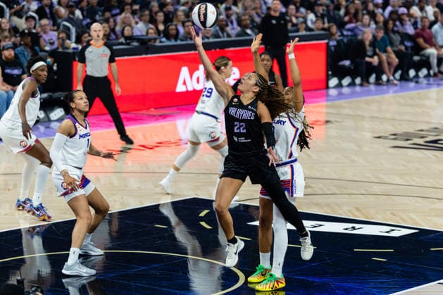 SAN FRANCISCO, CA - JUNE 09: Veronica Burton 22 of the Golden State Valkyries lays up the ball against Monique Akoa Makani 8 of the Phoenix Mercury during a game on June 9, 2026 at Chase Center in San Francisco, CA. (Photo by Matthew Huang Icon Sportswire) WNBA, Basketball Damen, USA JUN 09 Phoenix Mercury at Golden State Valkyries EDITORIAL USE ONLY Icon260609002