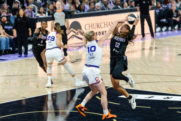 SAN FRANCISCO, CA - JUNE 09: Lexi Held 10 of the Phoenix Mercury fouls Veronica Burton 22 of the Golden State Valkyries during a game on June 9, 2026 at Chase Center in San Francisco, CA. (Photo by Matthew Huang Icon Sportswire) WNBA, Basketball Damen, USA JUN 09 Phoenix Mercury at Golden State Valkyries EDITORIAL USE ONLY Icon260609004