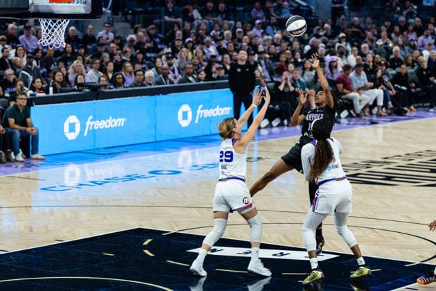 SAN FRANCISCO, CA - JUNE 09: Tiffany Hayes 15 of the Golden State Valkyries scores during a game against the Phoenix Mercury on June 9, 2026 at Chase Center in San Francisco, CA. (Photo by Matthew Huang Icon Sportswire) WNBA, Basketball Damen, USA JUN 09 Phoenix Mercury at Golden State Valkyries EDITORIAL USE ONLY Icon260609006