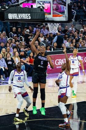 SAN FRANCISCO, CA - JUNE 09: Kayla Thornton 5 of the Golden State Valkyries scores during a game against the Phoenix Mercury on June 9, 2026 at Chase Center in San Francisco, CA. (Photo by Matthew Huang Icon Sportswire) WNBA, Basketball Damen, USA JUN 09 Phoenix Mercury at Golden State Valkyries EDITORIAL USE ONLY Icon260609007