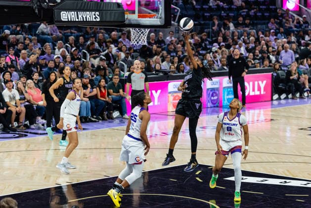 SAN FRANCISCO, CA - JUNE 09: Tiffany Hayes 15 of the Golden State Valkyries scores during a game against the Phoenix Mercury on June 9, 2026 at Chase Center in San Francisco, CA. (Photo by Matthew Huang Icon Sportswire) WNBA, Basketball Damen, USA JUN 09 Phoenix Mercury at Golden State Valkyries EDITORIAL USE ONLY Icon260609008