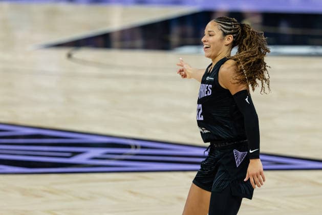 SAN FRANCISCO, CA - JUNE 09: Veronica Burton 22 of the Golden State Valkyries reacts to scoring a three during a game against the Phoenix Mercury on June 9, 2026 at Chase Center in San Francisco, CA. (Photo by Matthew Huang Icon Sportswire) WNBA, Basketball Damen, USA JUN 09 Phoenix Mercury at Golden State Valkyries EDITORIAL USE ONLY Icon260609009