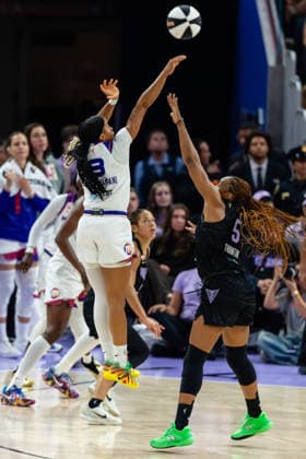 SAN FRANCISCO, CA - JUNE 09: Monique Akoa Makani 8 of the Phoenix Mercury scores against Kayla Thornton 5 of the Golden State Valkyries during a game on June 9, 2026 at Chase Center in San Francisco, CA. (Photo by Matthew Huang Icon Sportswire) WNBA, Basketball Damen, USA JUN 09 Phoenix Mercury at Golden State Valkyries EDITORIAL USE ONLY Icon260609010