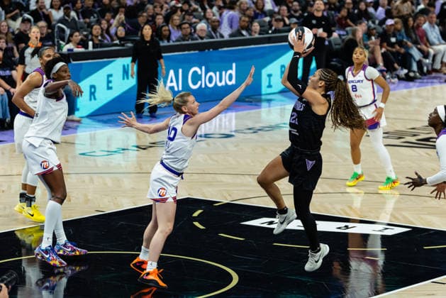SAN FRANCISCO, CA - JUNE 09: Veronica Burton 22 of the Golden State Valkyries scores against Lexi Held 10 of the Phoenix Mercury during a game on June 9, 2026 at Chase Center in San Francisco, CA. (Photo by Matthew Huang Icon Sportswire) WNBA, Basketball Damen, USA JUN 09 Phoenix Mercury at Golden State Valkyries EDITORIAL USE ONLY Icon260609013