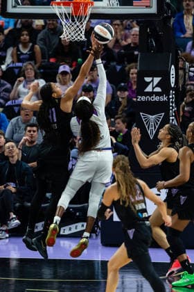 SAN FRANCISCO, CA - JUNE 09: Kiah Stokes 41 of the Golden State Valkyries blocks a shot by Kahleah Copper 2 of the Phoenix Mercury during a game on June 9, 2026 at Chase Center in San Francisco, CA. (Photo by Matthew Huang Icon Sportswire) WNBA, Basketball Damen, USA JUN 09 Phoenix Mercury at Golden State Valkyries EDITORIAL USE ONLY Icon260609014