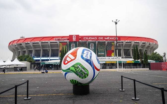 Fußball, Herren, Saison 2025 26, FIFA Word Cup 2026 in Mexiko, Kanada und USA, Mexiko-City zwei Tage (Ortszeit) vor dem Eröffnungsspiel, im Bild: Aztekenstadion Estadio Banorte und WM-Ball, 09.06. 2026,